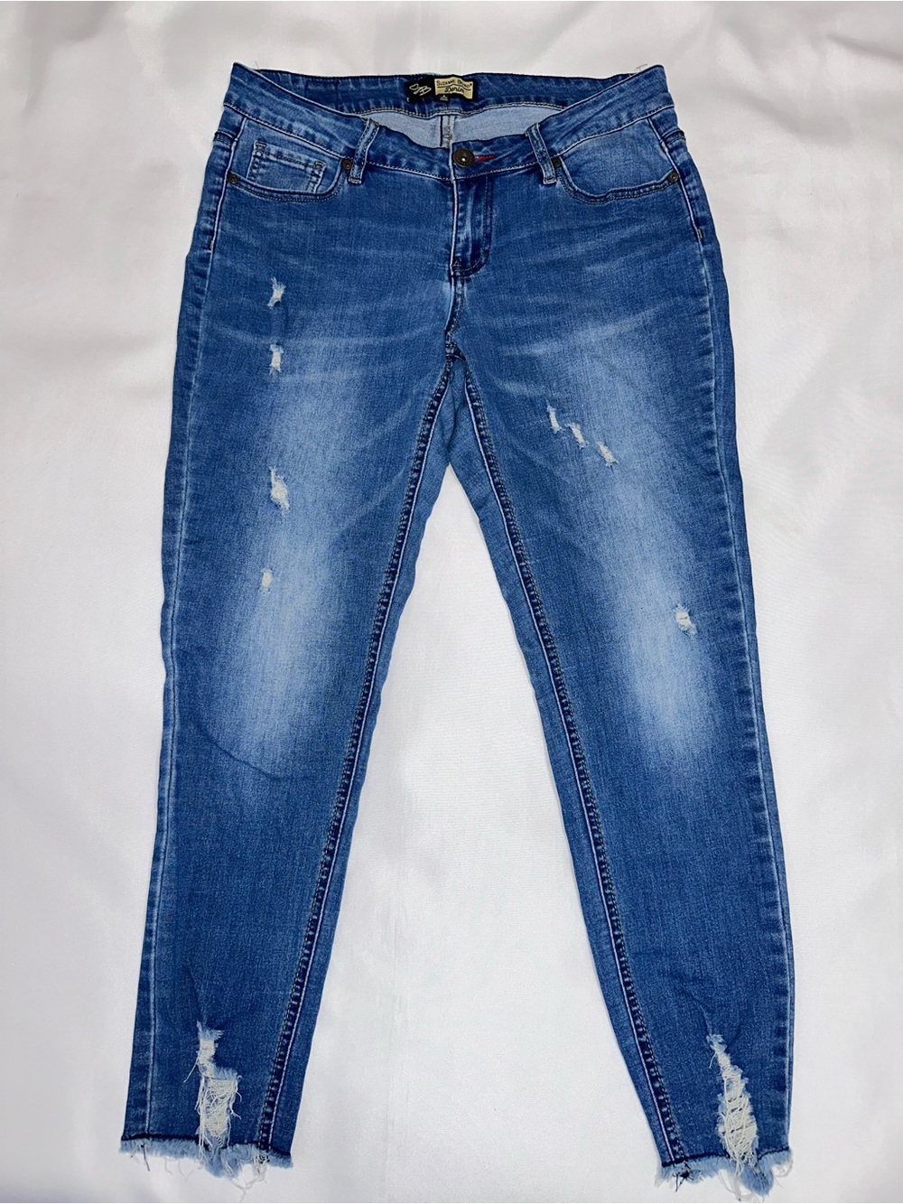 Suzanne Betro Denim size 8 low rise Distressed classic Blue Skinny Jeans
